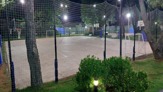 Espacio deportivo y juegos infantiles